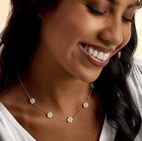 SmileBelle Daisy Pearl Necklace, Dainty Pearl Choker Necklace for Women as Flower Necklace Gift, 14K Gold Plated Stainless Steel Gold Necklaces as Birthday Gifts for Her Daisy Costume Gift